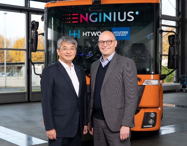 (왼쪽부터) 임태원 현대차그룹 부사장, 패트릭 허먼스펀(Patrick Hermanspann) 파운그룹 대표가 계약 체결 후 기념사진을 찍고 있다. / 사진 제공 : 현대차그룹