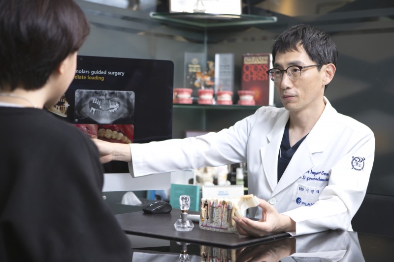 어금니 임플란트, 고정력 및 교합관계 회복이 중요