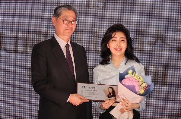 가정의학과 전문의 여에스더가 지난 8일 오후 서울 마포구 희망브리지 전국재해구호협회에서 _희망브리지 아너스클럽_ 회원에 위촉된 뒤 송필호 회장과 기념사진을 찍고 있다. / 사진 제공 : 희망브리지