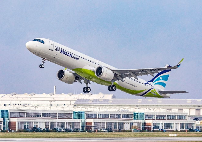 에어부산은 차세대 항공기 A321neo 항공기 도입을 통해 연간 약 3만톤의 이산화탄소 배출 감소 효과를 거두고 있다고 13일 밝혔다. 사진은 에어부산의 A321neo 항공기의 모습. (사진 = 에어부산 제공)