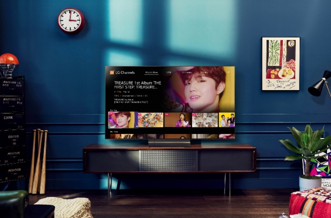 LG전자는 webOS TV서 무료로 콘텐츠를 제공하는 LG 채널 서비스를 지난해 말 25개국 1900여개 채널에서 현재 29개국 약 2900개 채널로 확대했다고 13일 밝혔다. 사진은 LG 올레드 TV에서 LG 채널 서비스를 구동하는 모습. (사진 = LG전자 제공)