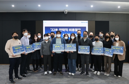 신한카드(사장 임영진)는 전략적 비용절감 성과 제도를 통해 올 한해 1,380억원의 비용절감 성과를 거두었다고 13일 밝혔다. 시상식에 참석한 수상자들과 부서 관계자들이 기념촬영을 하고 있다. / 사진 제공 = 신한카드