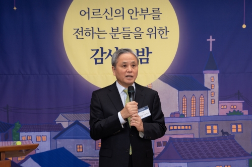 행사에서 우유안부를 전하는 대리점, 배달원에게 감사 인사를 전하는 호용한 이사장 / 사진 제공 = 매일유업