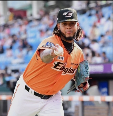 펠릭스 페냐가 2022시즌보다 30만 달러가 인상된 80만달러로 한화와 재계약을 맺었다.