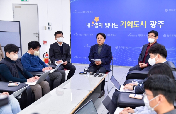 강기정 광주광역시장이 13일 오전 시청 기자실에서 출입기자들과 차담회를 하고 가뭄과 관련한 물절약 대책을 설명하고 있다 (사진제공 = 광주광역시)