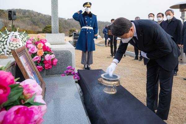 최정우 포스코그룹 회장이 고(故) 박태준 명예회장 서거 11주기를 맞아 13일 서울 동작구 국립서울현충원 묘소를 방문해 참배하고 있다. / 연합뉴스