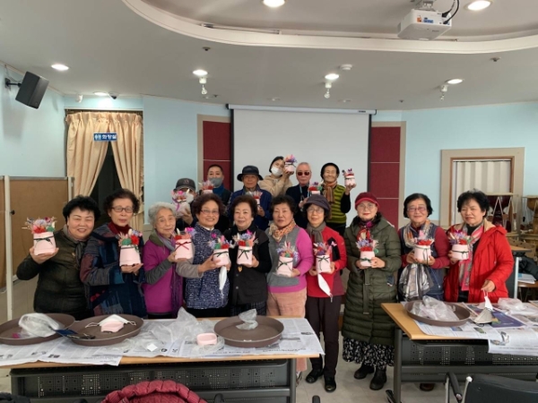 원예치유 프로그램 참석자 기념촬영 모습 (사진제공 = 군산시)