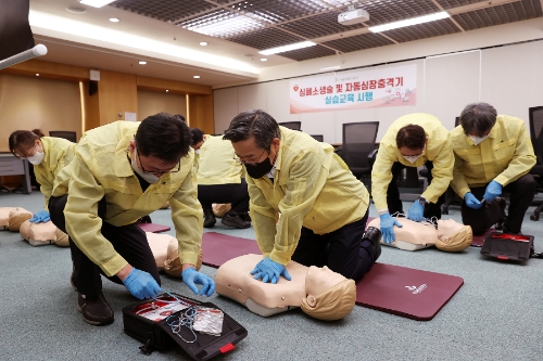 김헌동 사장을 비롯한 SH공사 임원들이 심폐소생술 및 자동심장충격기 실습을 진행하고 있다. / 사진 제공 : SH공사