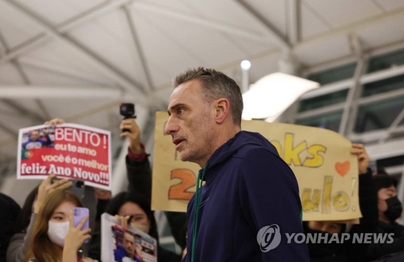 (영종도=연합뉴스) 한국을 12년 만에 월드컵 본선 16강에 올린 파울루 벤투 감독이 13일 오후 인천국제공항을 통해 포르투갈로 출국하고 있다.