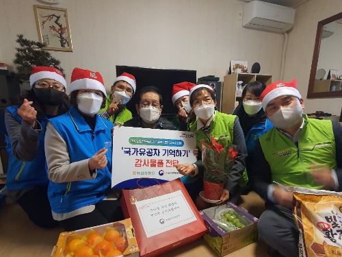 농협중앙회 행복이음봉사단과 서울지방보훈청 직원들이 13일 서울 은평구 거주 월남전 참전용사 정일웅 선생을 예방하고 감사와 존경의 마음을 표했다. / 사진 제공 = 농협