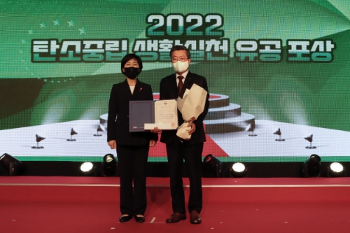 포스코O&M 김정수 대표가 환경부장관 표창을 수상했다 (왼쪽 한화진 환경부 장관, 오른쪽 포스코O&M 김정수 대표) / 사진 제공 = 포스코Q&M