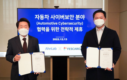 사진=왼쪽부터) 안랩 강석균 대표와 페스카로 홍석민 대표가 체결식에서 기념 촬영을 하고 있다