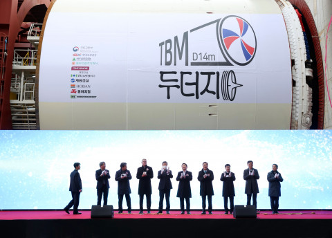 김포-파주 제2공구 한강터널 TBM 굴진 기념식. 국토교통부 원희룡 장관(오른쪽에서 다섯번째)을 중심으로 현대건설 윤영준 사장(오른쪽)과 한국도로공사 김일환 사장 직무대행(왼쪽) 등 정부부처를 비롯한 공공기관 및 시공사 관계자가 기념사진을 촬영하고 있다