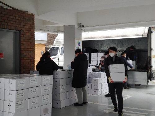 지난 8일 진암사회복지재단과 심덕섭 고창군수와의 김장김치 전달식 모습 / 사진 제공 = 매일유업