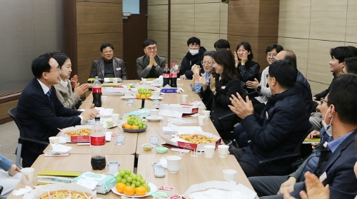 윤병태 나주시장이 미래전략과에 방문해 소속 직원들과 이야기를 나누고있다 (사진제공 = 나주시)