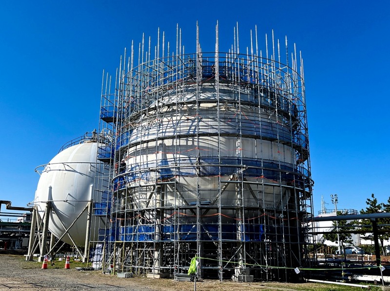 SK이노베이션 울산Complex가 국내 최초로 개발한 Ball Tank 전용 시스템 비계. / 사진 = SKinno News