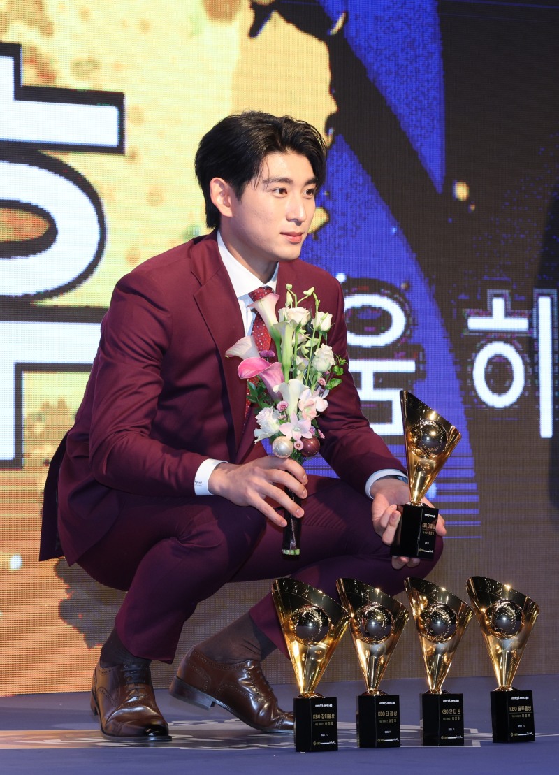 타격 5관왕에 오르며 2022시즌을 최고의 해로 만든 이정후는 2023시즌을 마치고 메이저리그 진출을 선언했다.