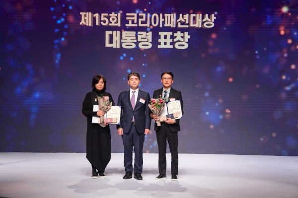 왼쪽부터 한경애 코오롱인더스트리FnC부문 부사장, 주영준 산업통상자원부 실장대리수상한 박재한 인동에프엔 전무이사(수상자, 장기권 인동에프엔 대표) / 사진 제공 : 코오롱