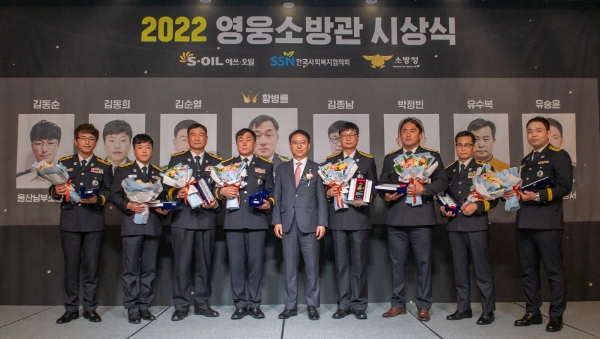 S-OIL 류열 사장(가운데)가 시상식 후 관계자들과 기념촬영을 하고 있다. / 사진 제공 = S-OIL