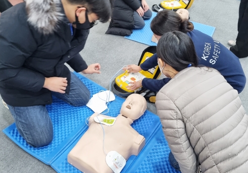 자동심장충격기(AED) 사용법 교육 장면 (사진제공 = 나주시)