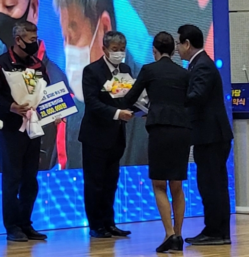 ㈜에스씨 김갑영 대표가 우수기업 표창을 받고 있다 (사진제공 = 함평군)