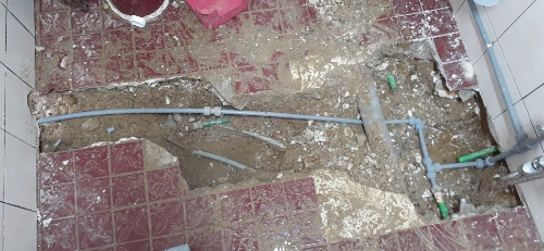 수도누수 교체작업 모습. / 사진 제공 : 홍천나누미봉사단