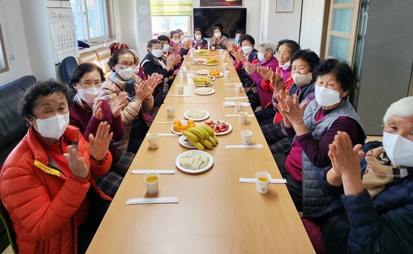 마을 경로당에 보급된 입식테이블과 의자로 어르신들이 기뻐하시는 모습 (사진제공 = 나주시)