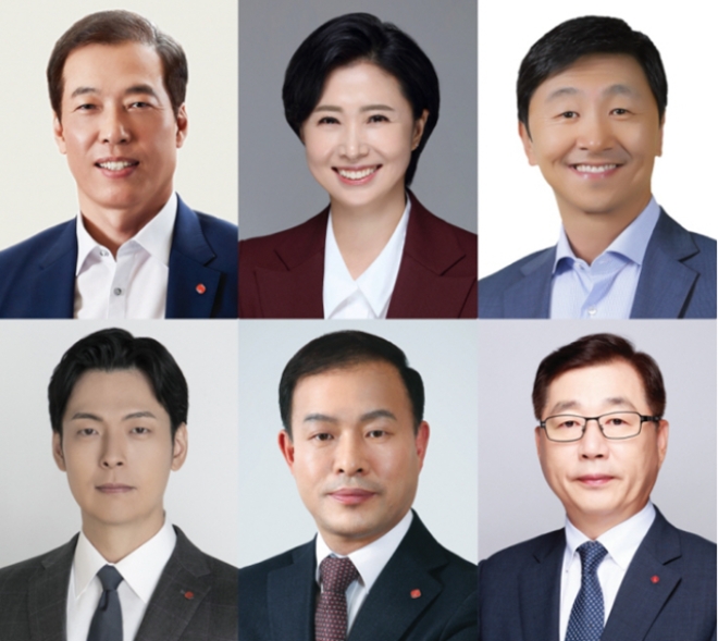 롯데그룹은 지난 15일 롯데지주를 포함해 35개 계열사의 이사회를 열고 2023년 정기 임원인사를 단행했다고 16일 밝혔다. 사진은 주요 승진 인사들의 모습. (윗줄 왼쪽부터 시계 방향으로)이완신 롯데그룹 호텔군 총괄대표 겸 호텔롯데 대표이사 사장, 김혜주 롯데멤버스 대표이사 전무, 이창엽 롯데제과 대표이사 부사장, 박현철 롯데건설 대표이사 부회장, 이훈기 롯데지주 ESG 경영혁신실장 사장, 신유열 롯데케미칼 상무. (사진 = 롯데그룹 제공)
