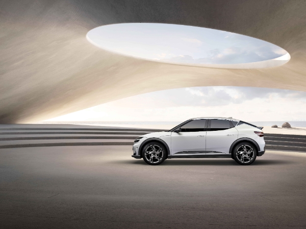 제네시스 브랜드가 연식 변경 모델 ‘2023 GV60’를 16일(금) 출시하고 본격적인 판매에 들어갔다. 이번에 출시한 2023 GV60는 고객 만족도가 높은 고급 사양을 기본화하고 새로운 사양을 추가해 상품성을 향상시켰다. / 사진 제공 = 제네시스