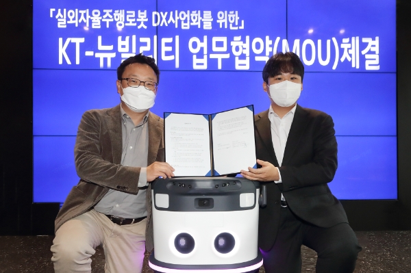 이상호 KT AI Robot사업단장(왼쪽)과 이상민 뉴빌리티 대표가 기념사진 촬영하는 모습 / 이미지 제공 = KT