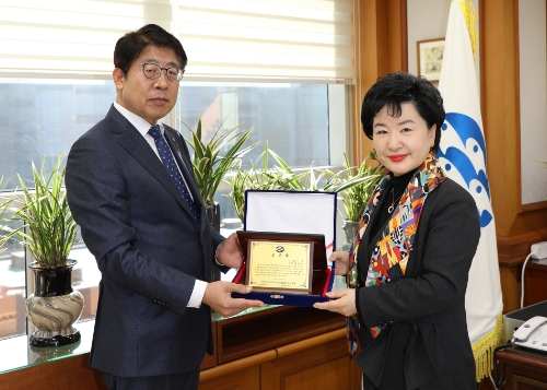 강신숙 수협은행장이 지난 14일, 전국수협 상임이사 전무협의회로부터 공로패를 수상하는 모습 / 사진 제공 = Sh수협은행