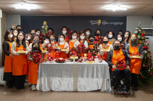 한화생명이 임직원의 재능을 사회에 기부하는 ‘프로보노(ProBono)’형 봉사활동을 전개한다. 한화생명은 재능을 가진 전문봉사단을 포함한 임직원 200명이 참여하는 릴레이 자원봉사를 12일(월)~16일(금)까지 펼쳤다. / 사진 제공 = 한화생명