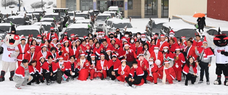 kt위즈, 수원시와 함께 사랑의 산타 행사로 방한 용품 복지시설과 취약계층에 전달