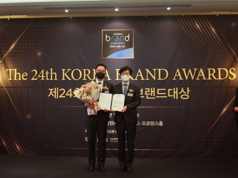 대한민국브랜드대상 시상식에 참석한 서훈교 대상웰라이프㈜ 대표이사(왼쪽)