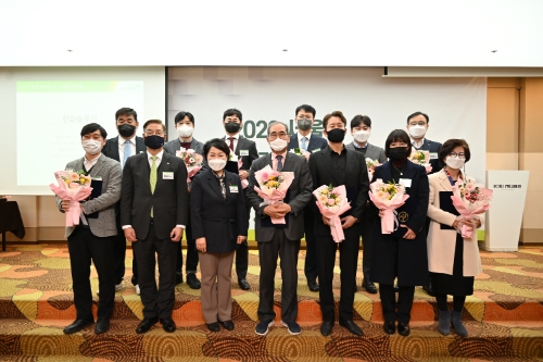 초록우산어린이재단은 12월 15일 서울 중구 프레지던트 호텔에서 아동 지원에 힘써온 유공자에게 서울시장 표창장을 수여했다. (단상 아래 왼쪽부터 두번째) 초록우산어린이재단 황영기 회장, 서울시 김선순 여성가족정책실장, 초록우산어린이재단 송강호 서울후원회장 / 사진 제공 = 초록우산어린이재단