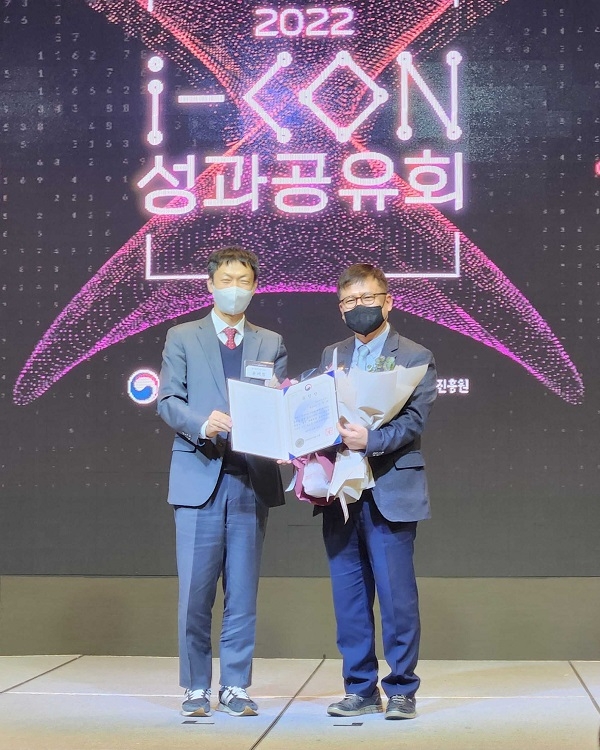 사진=브레인벤쳐스 김원회 대표(사진 속 우측)가 15일 장관상을 수상한 모습