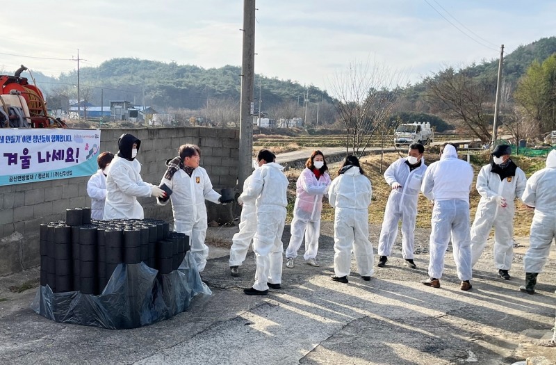 16일 시행 된 사랑의 연탄 나눔 봉사활동 모습 (사진제공 = 나주시)