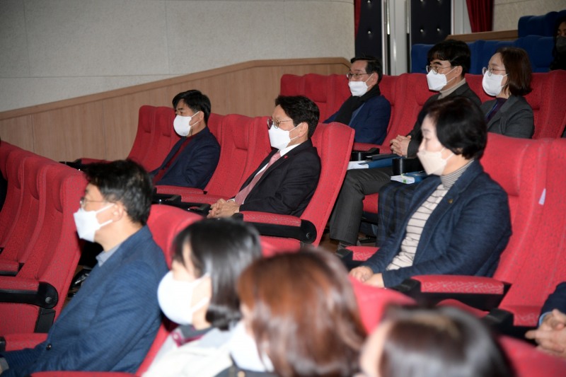 강기정 광주광역시장이 16일 오후 시청 무등홀에서 직장 내 성희롱‧성폭력 예방을 위한 고위 공직자 폭력예방 교육을 받고 있다 (사진제공 = 광주광역시)