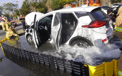 15일 제주 서귀포시 한 주차장서 불이난 전기차 화재 진압 모습. / 연합뉴스