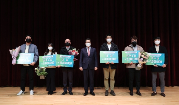 이재식 농협중앙회 부회장(가운데)이 16일 전주 농진청에서 열린 '제1회 농업인과 함께하는 스마트농업 현장활용 경진대회' 시상식에서 수상 농업인들과 기념촬영을 하고 있다. / 사진 제공 : 농협