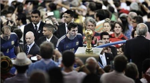 2014년 브라질 월드컵 결승전 뒤 트로피 바라보던 메시[ESPN 트위터 캡처]