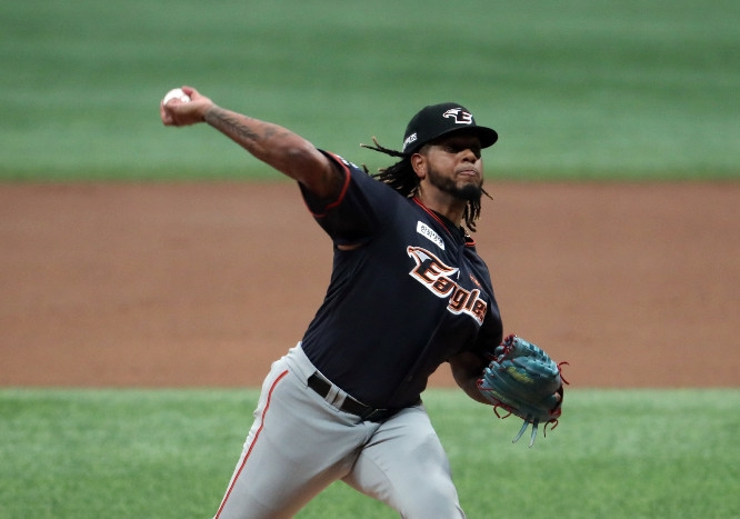 한화는 펠릭스 페냐와 재계약을 했을 뿐 아직 투수와 타자 1명씩 2명의 외인선수와 미계약이다.