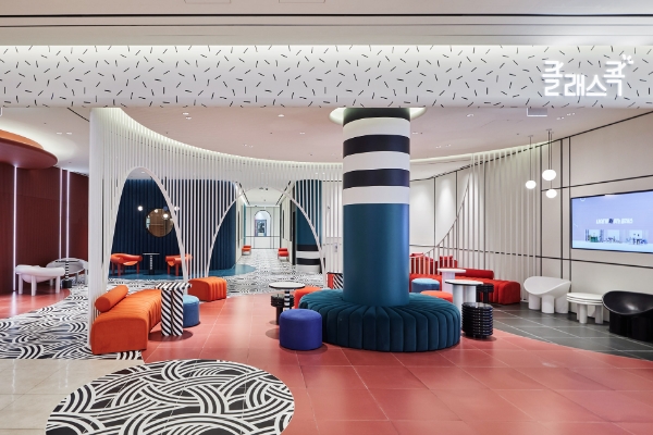 스타필드 고양에 문을 연 ‘클래스콕’이 고객들의 취향과 새로운 트렌드를 반영한 폭 넓은 강좌로 인기를 끌고 있다. 12월에는 크리스마스와 연말을 맞아 'Oh, Hobby Christmas'를 주제로 크리스마스 특별 클래스와 이벤트를 진행한다. 사진은 스타필드 고양 3층 클래스콕 ‘웰컴 라운지’ 전경. / 사진 제공 : 신세계프라퍼티