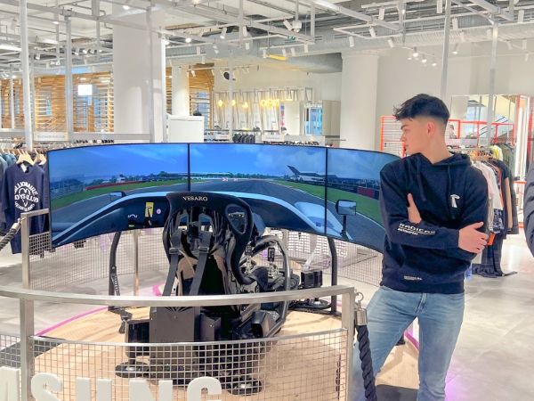 영국의 레이싱 스포츠 선수 데릴 드 레온(Daryl DeLeon)이 영국 런던 셀프리지 백화점에 설치된 오디세이 아크 체험존을 즐기고 있다. / 사진 제공 : 삼성전자