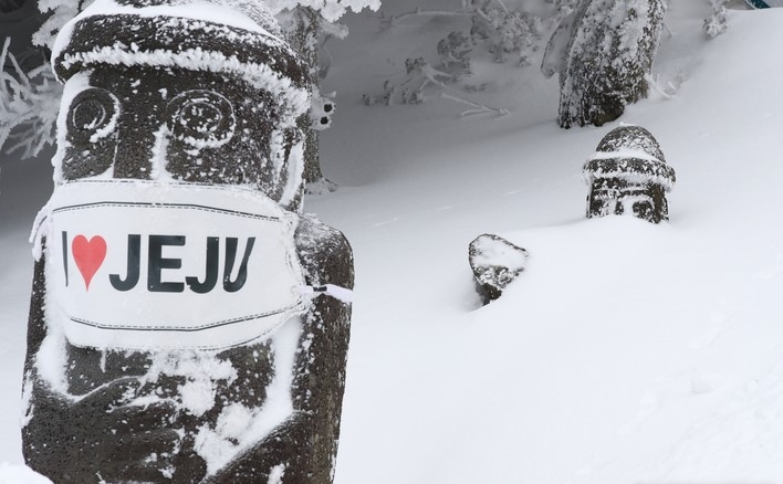 제주 산간을 중심으로 영하권 추위가 기승을 부리고 있는 제주 한라산 1100고지 인근에 서 있는 돌하르방이 폭설에 쌓여 있다.