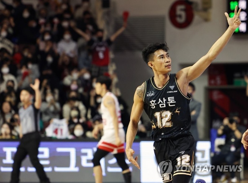 (안양=연합뉴스) 18일 오후 경기도 안양체육관에서 열린 2022-2023 프로농구 안양KGC인삼공사와 서울SK 경기.KGC 렌즈 아반도가 3점슛에 성공한 뒤 기뻐하고 있다.