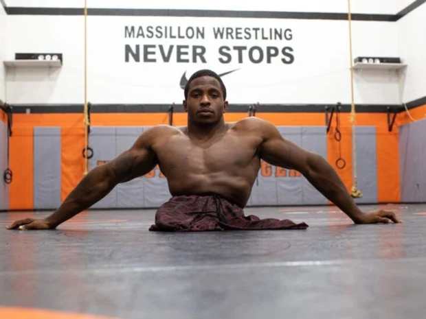 다리 없이 태어난 레슬러 자이언 클락, MMA 데뷔전서 승리