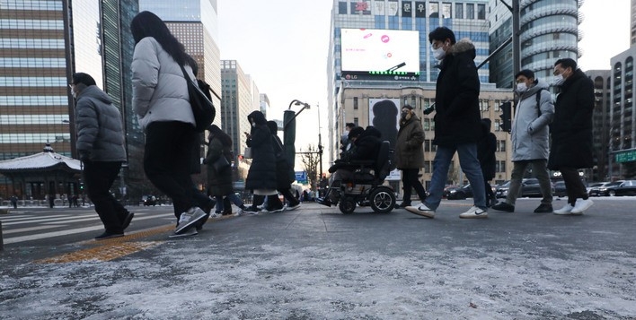 강추위가 이어지고 있는 지난 16일 오전 서울 종로구 광화문 사거리에서 시민들이 두꺼운 옷차림으로 출근하고 있다.
