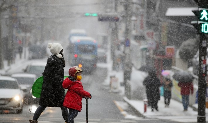 서울 등 중부 지방 곳곳에 대설주의보가 내려진 지난 15일 서울 용산구 이태원 일대에 많은 눈이 내리고 있다
