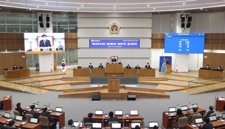 경기도의회가 18일 밤샘 본회의 끝에 경기도의 내년예산안을 확정해 통과시키고 있다.(사진=경기도의회)